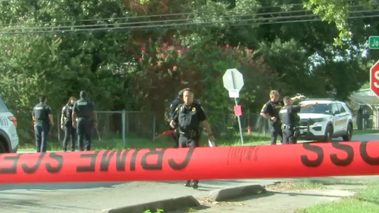 Sheriff's investigators working a homicide scene in north Harris County after a fatal robbery shooting